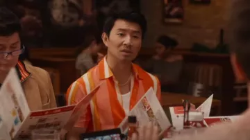 Sandro Chemise à manches courtes à rayures fluides portée par Jeremy Delongpre (Daniel K. Isaac) comme on le voit dans Les Deux autres (S03E07)