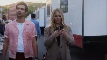 Nili Lotan Diane Blazer à dents de chien porté par Brooke Dubek (Heléne Yorke) comme on le voit dans The Other Two (S03E07)