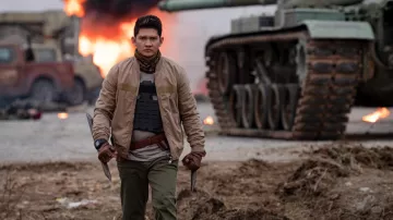 Veste bomber beige portée par Rahmat (Iko Uwais) comme on le voit dans Expend4bles