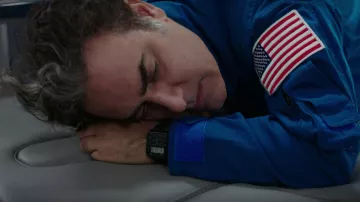 Casio CA53W-1 Reloj calculadora usado por Ernie Malik (Jason Antoon) como se ve en NCIS: Hawai'i (S02E19)