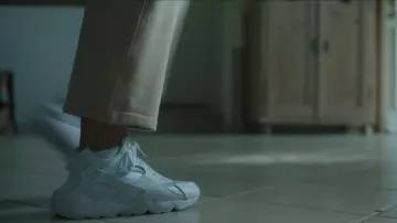 Nike Air Huarache Sneakers en blanc portées par Kristin (Toni Collette) comme on le voit dans Mafia Mamma