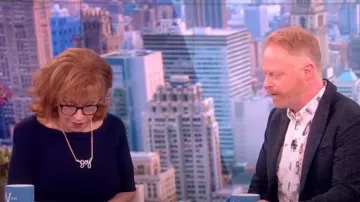 Elie Tahari trenzado Suéter de manga corta usado por Joy Behar como se ve en The View el 13 de junio de 2023