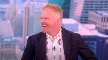 Alexander McQueen Bug-Print camisa deportiva de manga corta usada por Jesse Tyler Ferguson como se ve en The View el 13 de junio de 2023