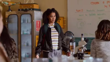 La chaqueta de satén negro con cremallera reversible Kooples usada por Fabiola Torres (Lee Rodriguez) como se ve en Never Have I Ever (S04E02)