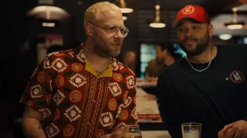 Asos Design Camisa bordada transparente regular usada por Will (Seth Rogen) como se ve en Platonic (S01E06)