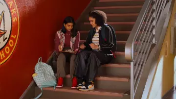 Nike Jordan Mid 1 en Orange laser portée par Fabiola Torres (Lee Rodriguez) vue dans Never Have I Ever (S04E02)