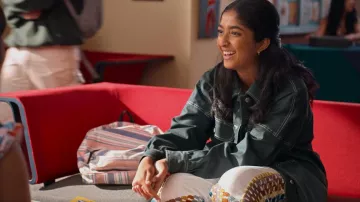 Caleidoscopio de personas libres Pantalones bordados usados por Devi Vishwakumar (Maitreyi Ramakrishnan) como se ve en Never Have I Ever (S04E08)