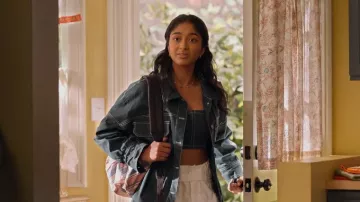 POR. DYLN Cooper Top usado por Devi Vishwakumar (Maitreyi Ramakrishnan) como se ve en Never Have I Ever (S04E08)