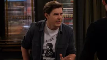 Hot Topic yes yes Yeahs Cool It Down T-shirt porté par Jesse (Chris Lowell) comme on le voit dans How I Met Your Father (S02E15)