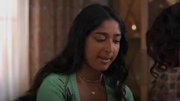 Olivia Le Jetsetter Collar de cuentas usado por Devi Vishwakumar (Maitreyi Ramakrishnan) como se ve en Never Have I Ever (S04E08)