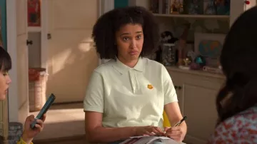 Polo bordado Kenzo Tiger usado por Fabiola Torres (Lee Rodriguez) como se ve en Never Have I Ever (S04E08)