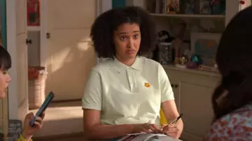 Kenzo Tiger Polo brodé porté par Fabiola Torres (Lee Rodriguez) vu dans Never Have I Ever (S04E08)
