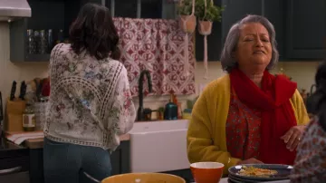 Madre The Dazzler Mid Rise Straight Leg Jeans usados por Kamala (Richa Moorjani) como se ve en Never Have I Ever (S04E08)