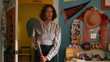 Chemise Theory Bustier portée par Nalini Vishwakumar (Poorna Jagannathan) vue dans Never Have I Ever (S04E09)