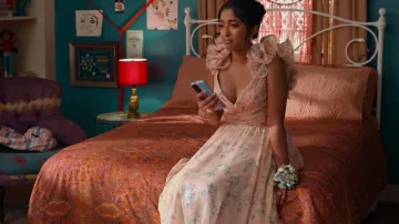 Mac Duggal Ruggal Ruffled Floral Printed A Line Dress porté par Devi Vishwakumar (Maitreyi Ramakrishnan) comme on le voit dans Never Have I Ever (S04E09)