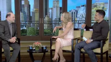 Gianvito Rossi Portofino Sandalias de gamuza usadas por Kelly Ripa como se ve en VIVO con Kelly y Mark el 13 de junio de 2023