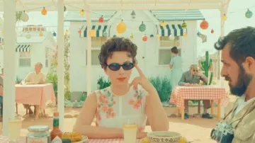 Robe à fleurs portée par Midge Campbell (Scarlett Johansson) vue dans Asteroid City