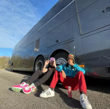 El par de zapatillas New Balance usadas por Mamen Rico en su account@mamen_rico de Instagram