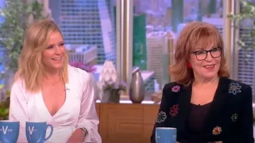 Acler Cresta Satin Wrap Midi-Dress usado por Sara Haines como se ve en The View el 14 de junio de 2023
