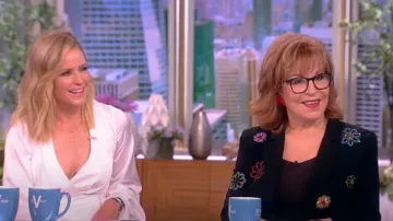 Cinq a Sept Coloured-florwers Crystal Blazer usado por Joy Behar como se ve en The View el 14 de junio de 2023