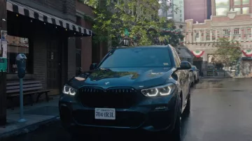 BMW X5 SUV coche conducido por Emma Hill (Catherine Haena Kim) en La compañía que mantienes (S01E10)