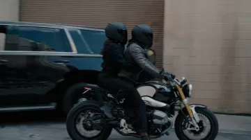Motocicleta BMW R nineT conducida por Charlie Nicoletti (Milo Ventimiglia) en La compañía que mantienes (S01E10)