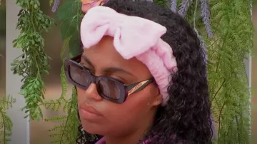 Lunettes de soleil Poppy Lissiman Marteeni portées par Ella Thomas vues dans Love Island (S10E10)