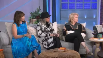 Suéter de lana colorblock y cachemira Quarter Zip usado por Candice Bergen como se ve en The Kelly Clarkson Show el 14 de mayo de 2023