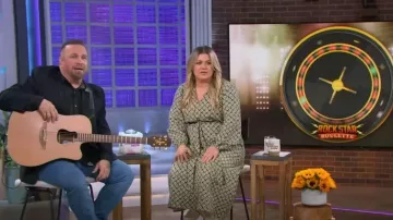 Vestido con estampado geométrico de Zara usado por Kelly Clarkson como se ve en The Kelly Clarkson Show el 18 de mayo de 2023