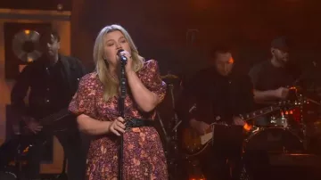 Vestido estampado de Ulla Johnson Olina usado por Kelly Clarkson como se ve en The Kelly Clarkson Show el 22 de mayo de 2023