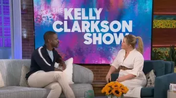 Sudadera de detalle de rayas Eleventy Side usada por Kelly Clarkson como se ve en The Kelly Clarkson Show el 5 de junio de 2023