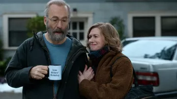 Vince Faux Fur Blazer Abrigo usado por Lily Devereaux (Mireille Enos) como se ve en Lucky Hank (S01E07)