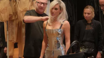 Dolce & Gabbana Metallic Coated Stretch Jersey Bustier Top usado por Kim Kardashian como se ve en The Kardashians (S03E04)