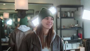 818 Bonnet porté par Kendall Jenner vu dans The Kardashians (S03E04)