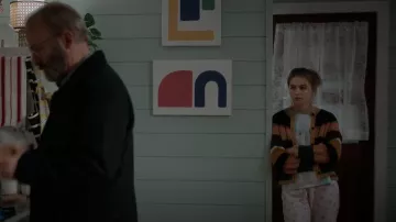 Ymc Foxtail Cardigan usado por Julie Devereaux (Olivia Welch) como se ve en Lucky Hank (S01E07)