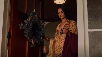Robe à manches longues Raga Advika portée par Nalini Vishwakumar (Poorna Jagannathan) vue dans Never Have I Ever (S04E05)