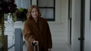 Vince Faux Fur Blazer Abrigo usado por Lily Devereaux (Mireille Enos) como se ve en Lucky Hank (S01E08)