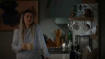 P.J. Salvage Too Cool For School usado por Julie Devereaux (Olivia Welch) como se ve en Lucky Hank (S01E08)