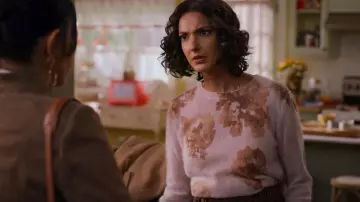 Vince Dahlia Print Mohair porté par Nalini Vishwakumar (Poorna Jagannathan) vu dans Never Have I Ever (S04E05)