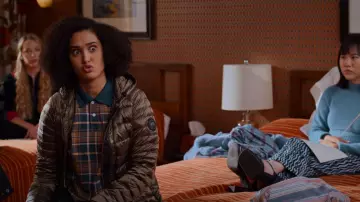 Canada Goose Roxboro Sweat à capuche porté par Fabiola Torres (Lee Rodriguez) vu dans Never Have I Ever (S04E05)