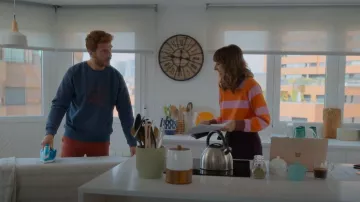 Slow nature Stripes Pull En Coton Bio porté par Carmen (Paula Malia) vu dans Valeria (S03E01)