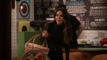 Vince Brown Mock Neck Long Sleeve T Shirt usada por Carly Shay (Miranda Cosgrove) como se ve en iCarly (S03E04)