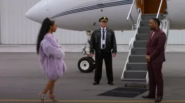 Manolo Blahnik Fibionabi 105 Mulas desnudas de patente usadas por Renee (Bresha Webb) como se ve en Run the World (S02E04)