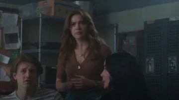 Sandro Victor Ribbed-Knit Top porté par Nancy Drew (Kennedy McMann) vu dans Nancy Drew (S04E03)
