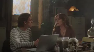 Vince Chevron Stripe T-Shirt à manches longues à col long porté par Ace (Alex Saxon) vu dans Nancy Drew (S04E03)