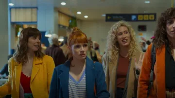 Benetton Manteau court en laine Blend Cloth porté par Carmen (Paula Malia) vu dans Valeria (S03E02)