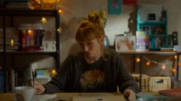 H&m T-shirt With a Mo­tif worn by Valeria (Diana Gómez) as seen in Valeria (S03E02)