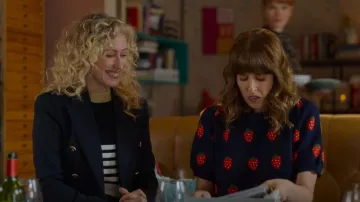 & autres histoires Pull à manches courtes fraise porté par Carmen (Paula Malia) vu dans Valeria (S03E02)