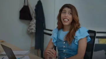 Robe denim à boutons de mangue portée par Nuria (Rocío León) vue à Valeria (S03E02)