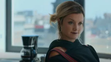 Viadellerose Siyah Chemise portée par Rebeca (Ruth Llopis) vue dans Valeria (S03E02)